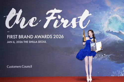 Han Sara tỏa sáng trên thảm đỏ Hàn Quốc, hạnh phúc với giải thưởng đầu tiên của năm 2026