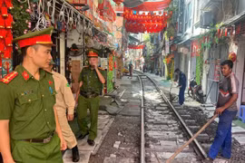 Phổ biến pháp luật về đảm bảo an toàn giao thông đường sắt cho các hộ kinh doanh "cà phê đường tàu"