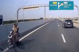 Đã xác định danh tính hai thiếu nữ "đầu trần" đi xe máy ngược chiều trên cao tốc