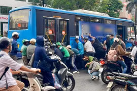 Không giảm tốc độ, xe buýt gây tai nạn làm 1 phụ nữ bị thương