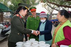 Những suất ăn "0 đồng" của cán bộ Công an phường Nghĩa Đô sưởi ấm lòng người bệnh giữa Xuân về