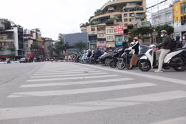 Người dân đã tự giác dừng xe đúng quy định khi có đèn đỏ, không một phương tiện nào cố nhích lên