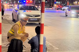 Nam thanh niên đi lang thang được Cảnh sát giao thông hỗ trợ tiền về quê 