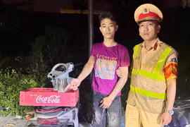 Mang vỏ chai thủy tinh tấn công người đi đường, thanh niên bỏ bạn và xe khi bị 141 truy đuổi