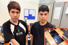 Không đội mũ bảo hiểm, 2 thanh niên bị phát hiện mang theo 4 iPhone không rõ nguồn gốc