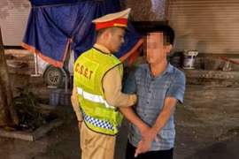 Bỏ chạy khi thấy CSGT, gã đàn ông lộ gói ma túy