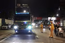 Xuyên đêm xử lý hàng chục xe chở quá tải trọng, tìm đủ cách "né" kiểm tra 