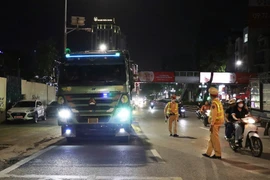 Xuyên đêm xử lý hàng chục xe chở quá tải trọng, tìm đủ cách "né" kiểm tra 