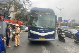Từ tin báo qua đường dây nóng, hàng loạt xe khách chở người quá quy định bị xử lý