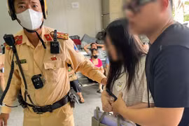 Cảnh sát giao thông Hà Nội mở đường đưa sản phụ vượt “giờ vàng” đến bệnh viện an toàn