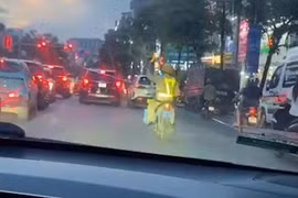 Cảnh sát giao thông Hà Nội mở đường, giành lại “thời gian vàng” cứu sống bé trai