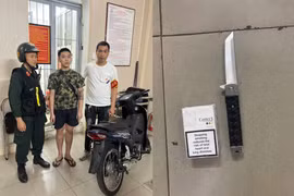 Phát hiện nam thanh niên giấu dao trong người