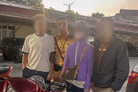 Cảnh sát giao thông kịp thời ngăn người phụ nữ nhảy cầu Vĩnh Tuy