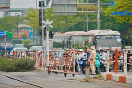 Xử lý nghiêm các trường hợp cố vượt rào chắn đường sắt