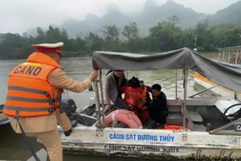 Dùng ca nô khẩn cấp đưa nữ du khách tham quan suối Yến đi cấp cứu