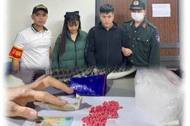 Cặp nam nữ bị phát hiện mang theo hồng phiến và “đá” trong ô tô