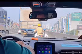 Cảnh sát giao thông Hà Nội mở đường đưa xe chở sản phụ chuyển dạ đến bệnh viện an toàn