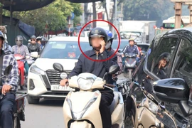 Xử phạt nhiều lái xe dùng điện thoại, che dán biển số tránh "phạt nguội" khi lưu thông trên đường