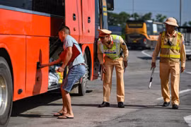 Tập trung xử lý xe khách vi phạm trên tuyến cao tốc và xe hợp đồng "trá hình"