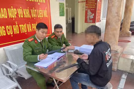 Công an phường Nghĩa Đô siết chặt kiểm soát các hành vi liên quan đến vũ khí "nóng" và pháo nổ dịp cuối năm