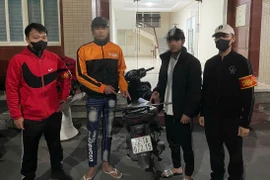 Lên TikTok mua gậy ba khúc mang theo người để phòng thân 