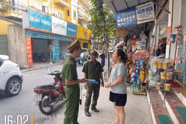 Phố không hè và nỗ lực của Công an xã Bát Tràng trong việc xoá “điểm nghẽn” trật tự đô thị