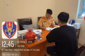 Xử lý nam thanh niên không đội mũ bảo hiểm, sử dụng điện thoại khi điều khiển mô tô
