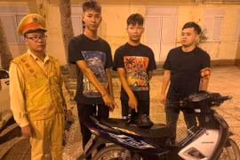 Phát hiện "vũ khí phòng thân" trong túi quần thiếu niên 16 tuổi