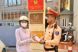 Bị đòi tiền chuộc chiếc điện thoại đánh rơi, nữ sinh đại học Ngoại thương đã "cầu cứu" Cảnh sát giao thông