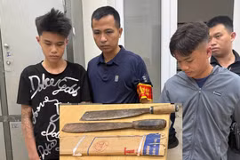 Mang dao chặt thịt để "phòng thân", hai thanh niên bị tổ công tác 141 bắt giữ