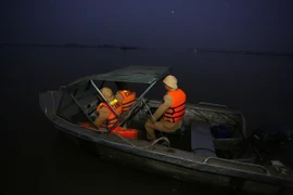 Mặt nước phẳng lặng, đen đặc, nhưng cán bộ chiến sĩ vẫn "bám sông" làm nhiệm vụ