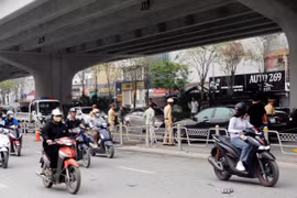 Ô tô húc văng dải phân cách trên đường Phạm Văn Đồng