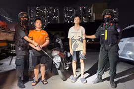 Lực lượng 141 tóm cặp đôi đi xe không giấy tờ, trong cốp giấu côn 3 khúc