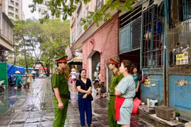 Công an phường Yên Hòa nỗ lực tạo diện mạo mới cho những khu nhà tái định cư 