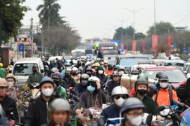 Từng dòng người hối hả về quê khiến áp lực giao thông tăng cao chiều 26 Tết