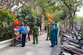 Nhiều tuyến phố, các cơ sở kinh doanh đã tuân thủ việc sắp xếp phương tiện, tuy nhiên, vẫn còn tình trạng bày biển quảng cáo ra vỉa hè và đã được Công an phường nhắc nhở