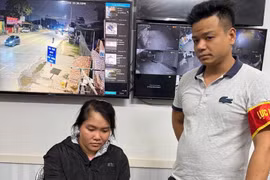 Thiếu nữ lộ vẻ bất thường và bí mật trong túi xách 