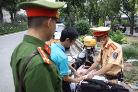 Hơn 6.500 tài xế bị xử lý vì dừng, đỗ xe sai quy định trên đường phố Hà Nội