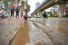 Bùn đất "bức tử" đường phố: Nhà thầu có coi thường tính mạng người dân?