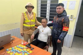 Chặn dừng xe ô tô nghi vấn, tổ công tác 141 thu giữ súng đạn và nhiều ma túy 