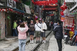 Siết chặt vi phạm hành lang an toàn đường sắt tại “phố cà phê đường tàu” Khâm Thiên - Lê Duẩn