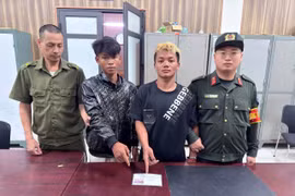 Bỏ chạy khi "đụng" tổ 141, các đối tượng đi xe máy không biển số lộ "hàng trắng"