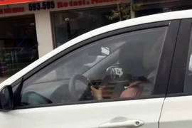 Buông cả vô lăng để bấm điện thoại, nữ tài xế ở Hà Nội bị phạt 5 triệu đồng