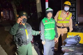 Nam "shipper" bị tổ công tác 141 kiểm tra, lộ 2 bình "khí cười"