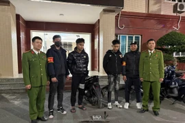 Rủ nhau từ Phú Thọ xuống Hà Nội chơi, hai thanh niên mang kiếm và bình xịt hơi cay để... phòng thân 