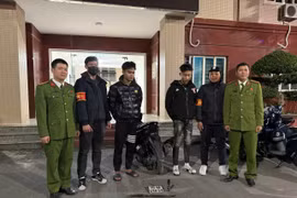 Rủ nhau từ Phú Thọ xuống Hà Nội chơi, hai thanh niên mang kiếm và bình xịt hơi cay để... phòng thân 