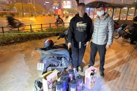 Cảnh sát 141 chặn giữ người đàn ông vận chuyển 6 bình "khí cười" 
