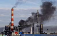 smoke-billows-from-a-fire-at-oil-refinery-owned-by-russian-oil-producer-gazprom-neft-in-moscow-russia-1024x647.jpg