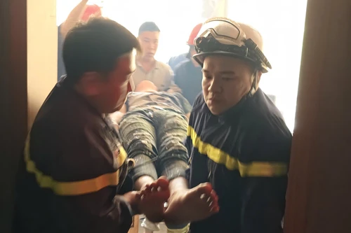 Kịp thời giải cứu nam thanh niên mắc kẹt trong thang tời hàng 