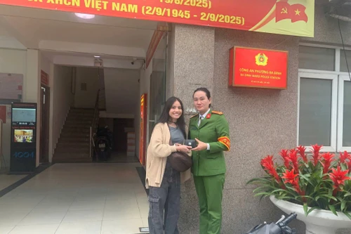 Công an phường Ba Đình trao trả tài sản cho du khách Cameroon